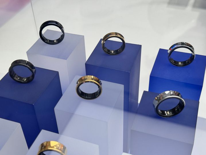 Samsung's future Galaxy Ring connected ring, unveiled to the public... under a glass cover.